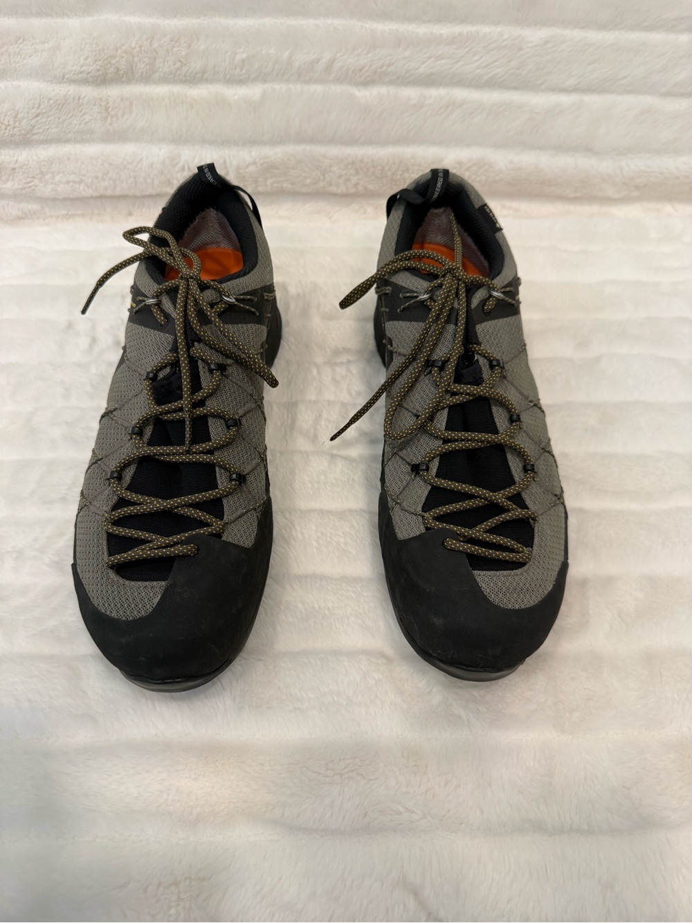 Men's Salewa Wldfire 2 Goretex Gray and Black Trail Sneakers with Olive Laces